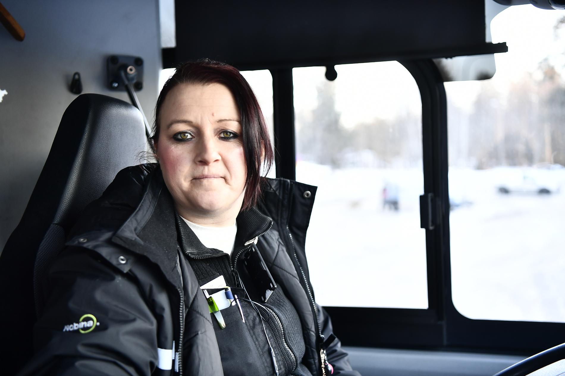 Busschaffören Linda Olsson tycker det känns obehagligt att det är ett misstänkt dubbelmord på den plats där hon ofta stannar.