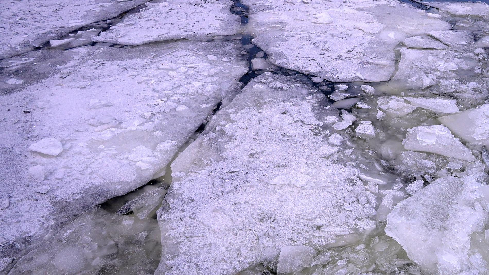 En person räddas ur en isvak efter en lång stund i det kalla vattnet. Arkivbild.