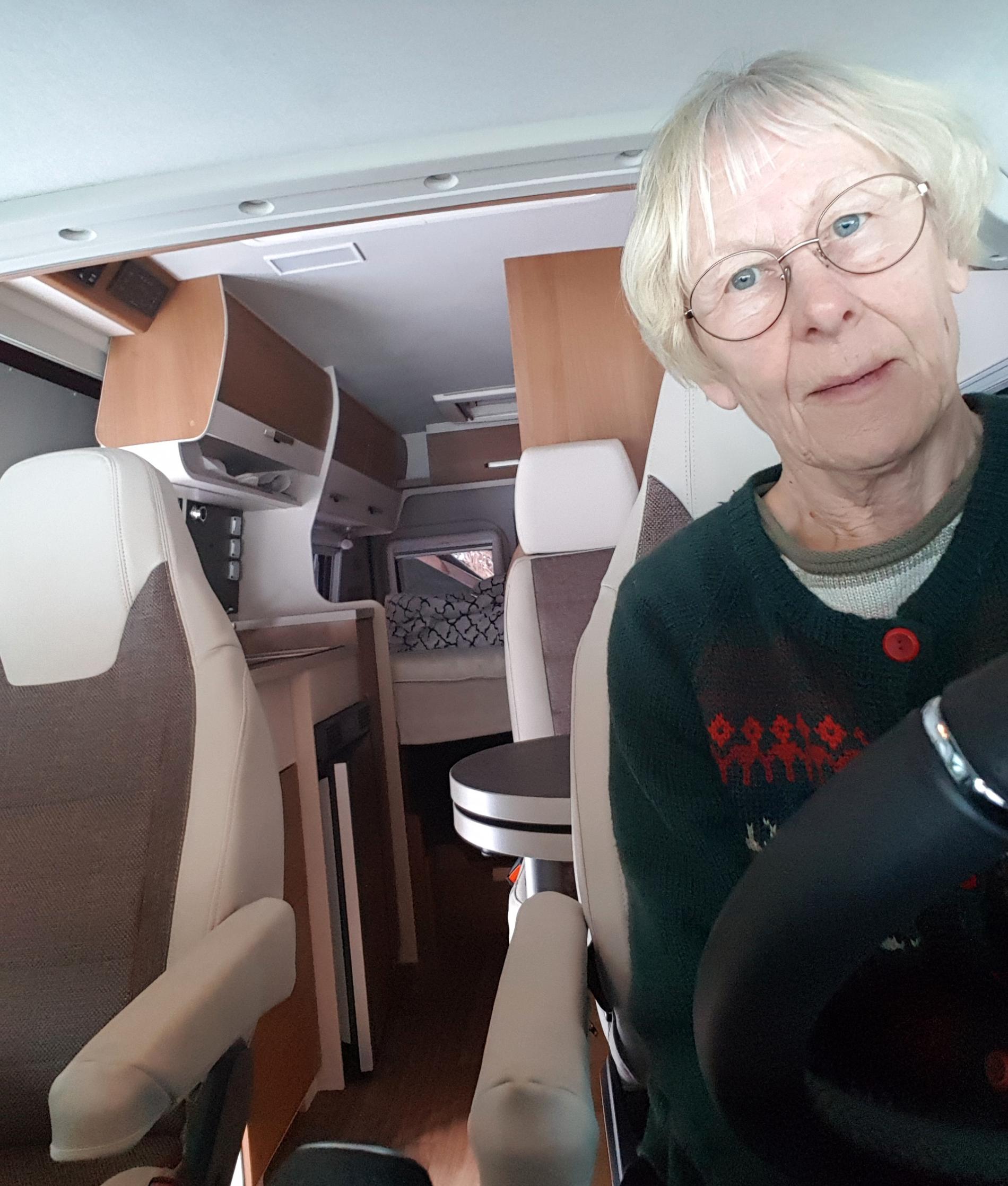 Ann-Sofie Åsberg, 69, köpte en liten ”plåtis” när hennes livskamrat Mats dog. Nu drar hon iväg på äventyr själv.