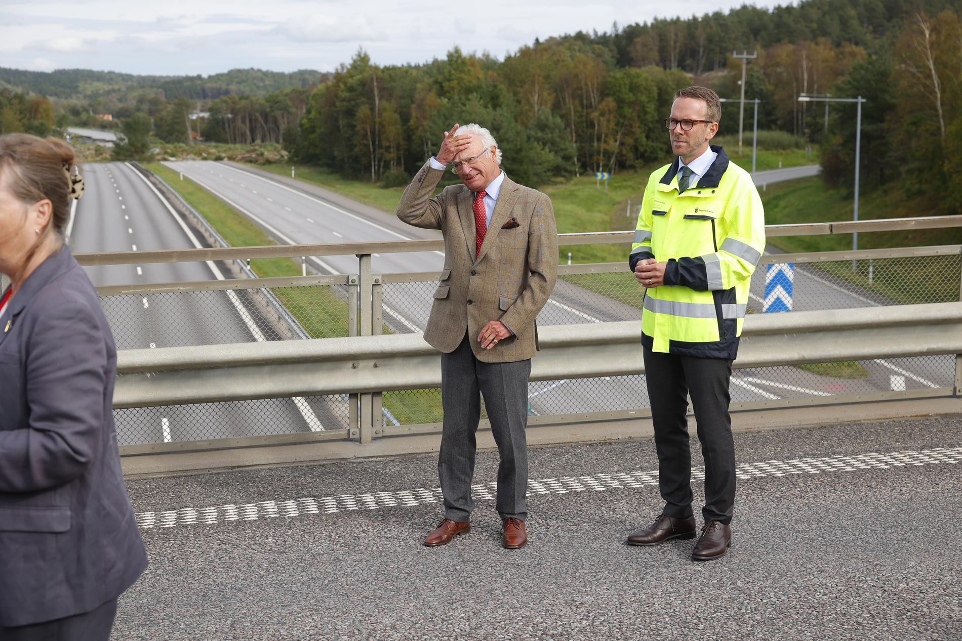  ”Jag är glad att ingen omkom”, säger Kung Carl XVI Gustaf som besökte Stenungsund tillsammans med bland annat infrastrukturminister Andreas Carlsson.