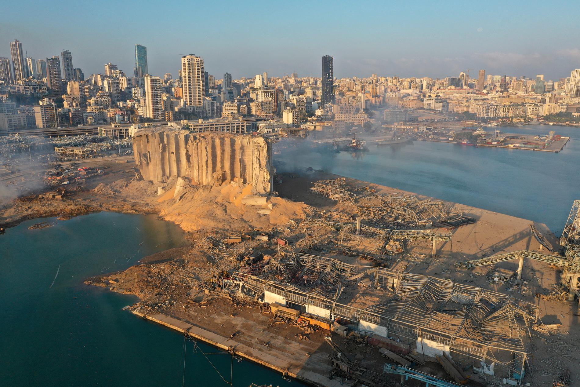 En drönarbild visar förstörelsen dagen efter explosionerna i Beiruts hamnområde.