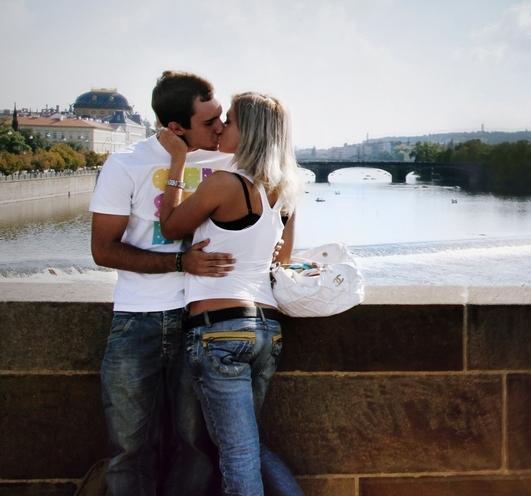 Karlsbron är lite av kärleksparens favorit.