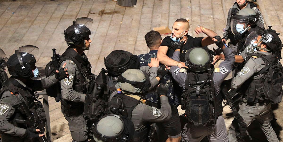 En palestinsk man grips av israelisk militär utanför Damaskusporten i Jerusalem igår tisdag.