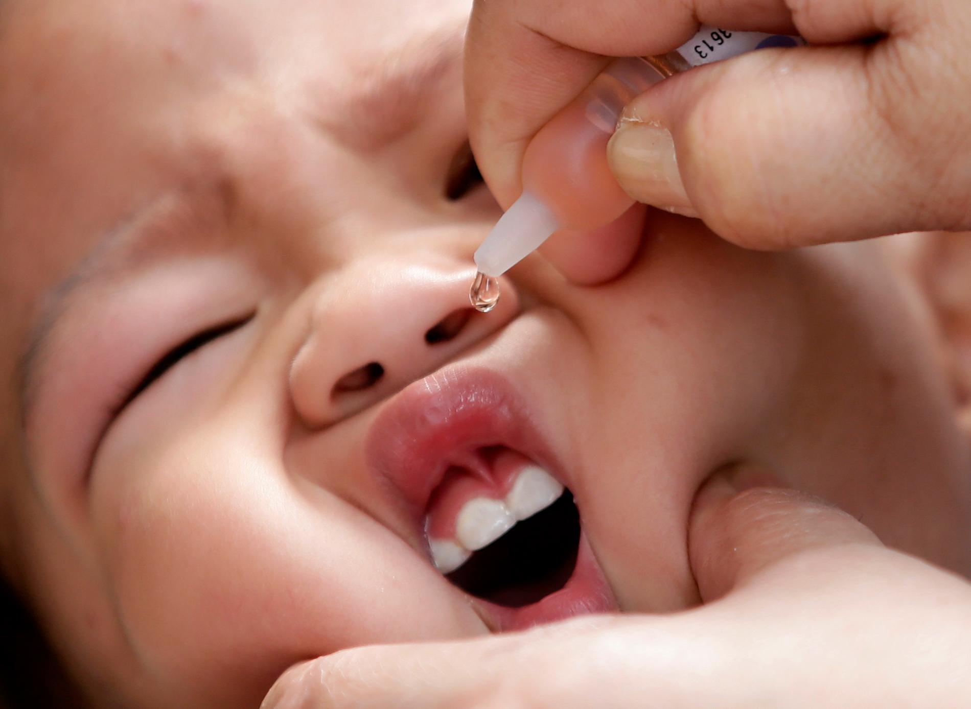 Rotavirusvaccinet ges som lösning i munnen. En studie i Region Jönköping visar att antalet barn inlagda på sjukhus på grund av magsjuka orsakat av rotavirus halverats sedan de började erbjuda vaccinet 2014. Arkivbild.