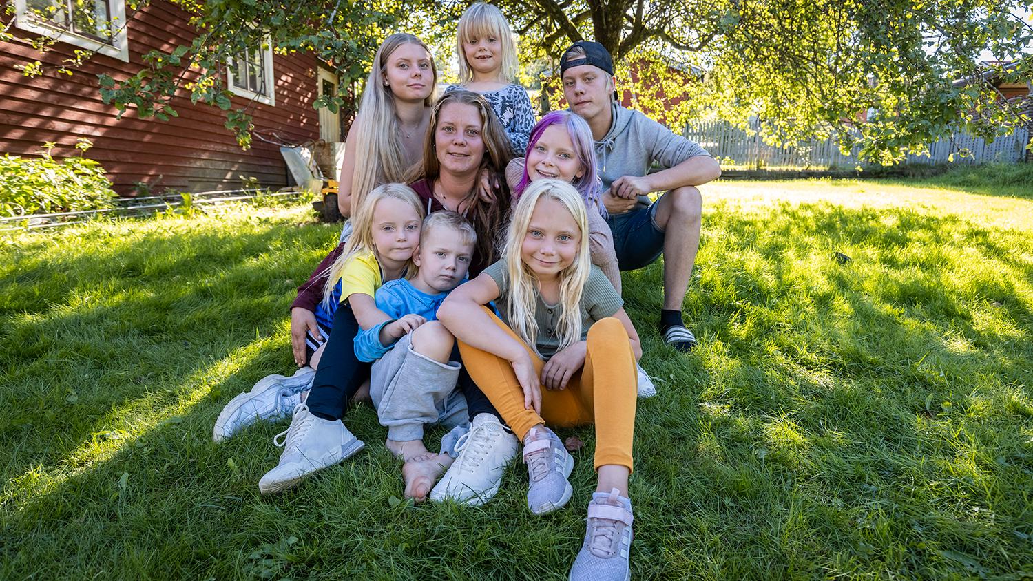 Emma Bergqvist tillsammans med sina barn och kusinerna Ebba och Kevin Bergqvist. Ebba bar ut det minsta av barnen ur huset när det brann.