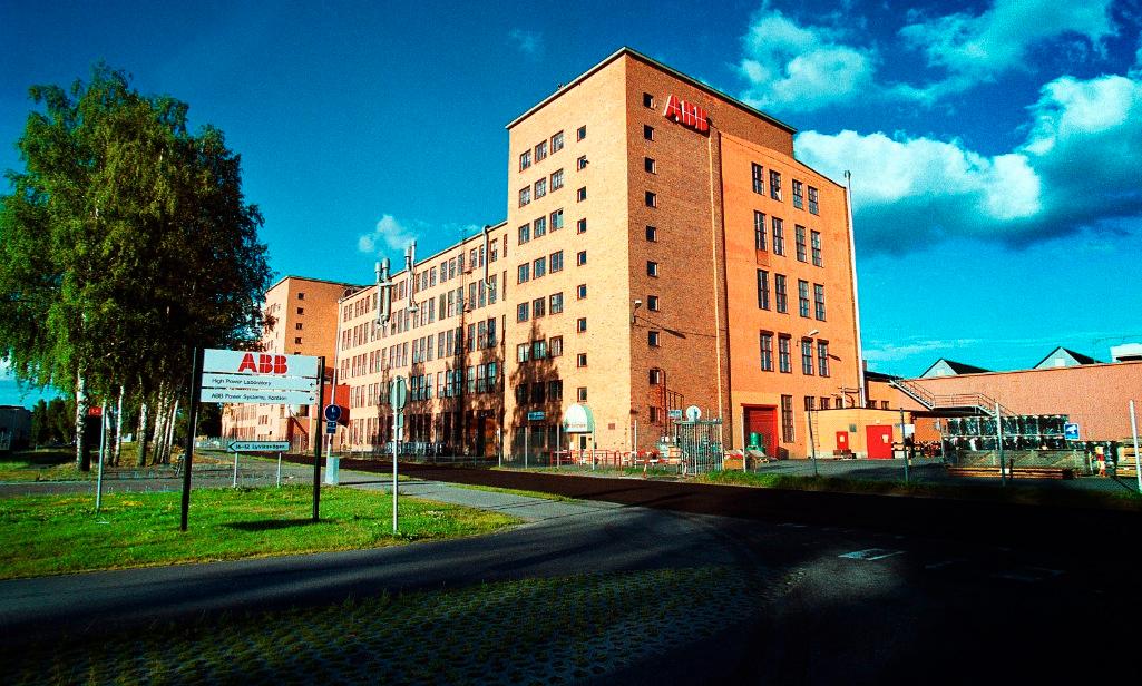 Bärande arbetsplats  Genom effektiviseringar inom industrin har Sverige klarat sig undan att dras ner i den ekonomiska krisen. Här är ABB i Ludvika.