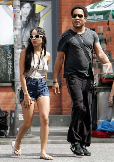 Zoës pappa är rockmusikern Lenny Kravitz. Här spatserar de runt i Soho, New York.