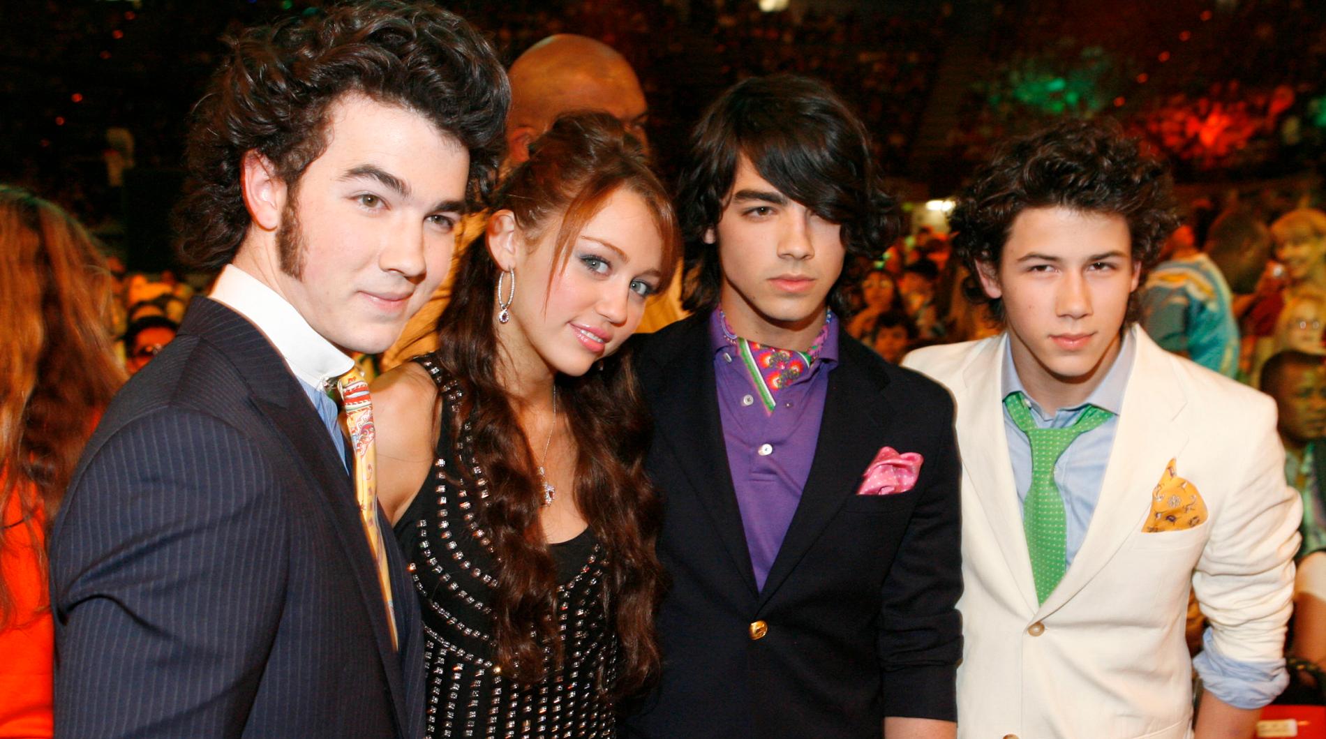 Miley Cyrus och Jonas Brothers 2008. Nick längst till höger.