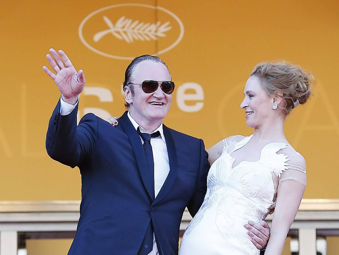 Quentin Tarantino och Uma Thurman på röda mattan inför årets utdelning av Guldpalmen. Tarantino visade ”Pulp fiction” gratis på Cannes strand - och ställde till med kaos.