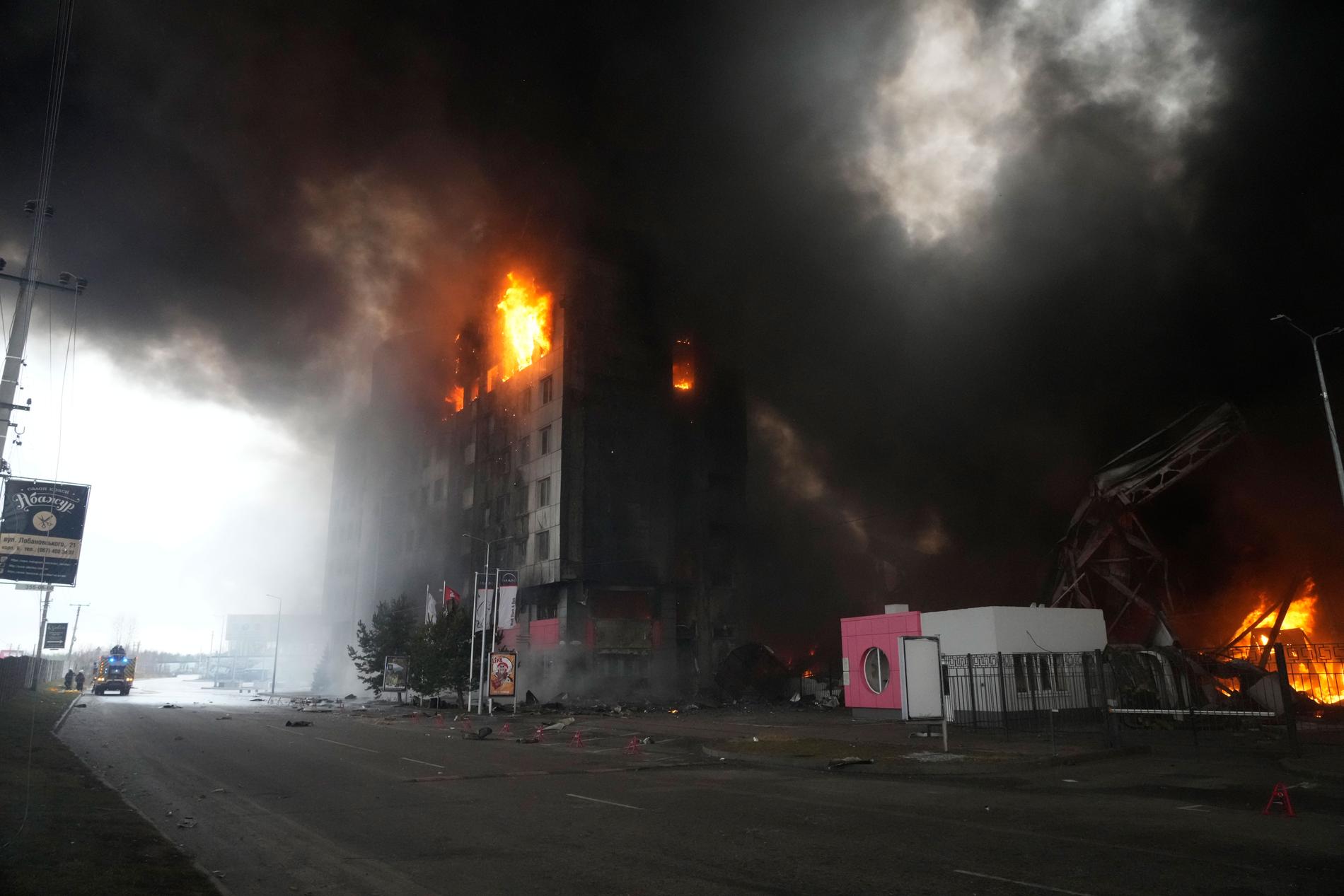En brinnande byggnad i Kiev efter ett ryskt anfall.