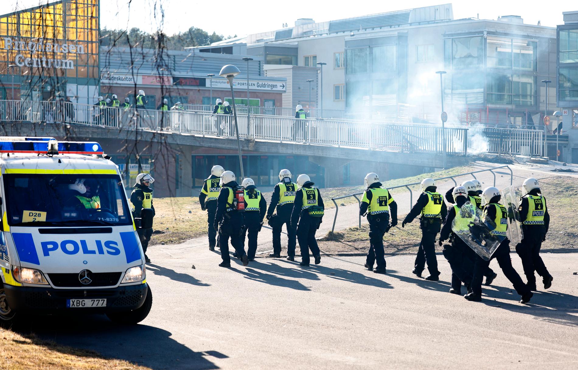 Kravallutrustad polis tar sig förbi en barrikad vid Ringdansen centrum under upploppen i Navestad i Norrköping på påskdagen. Arkivbild.