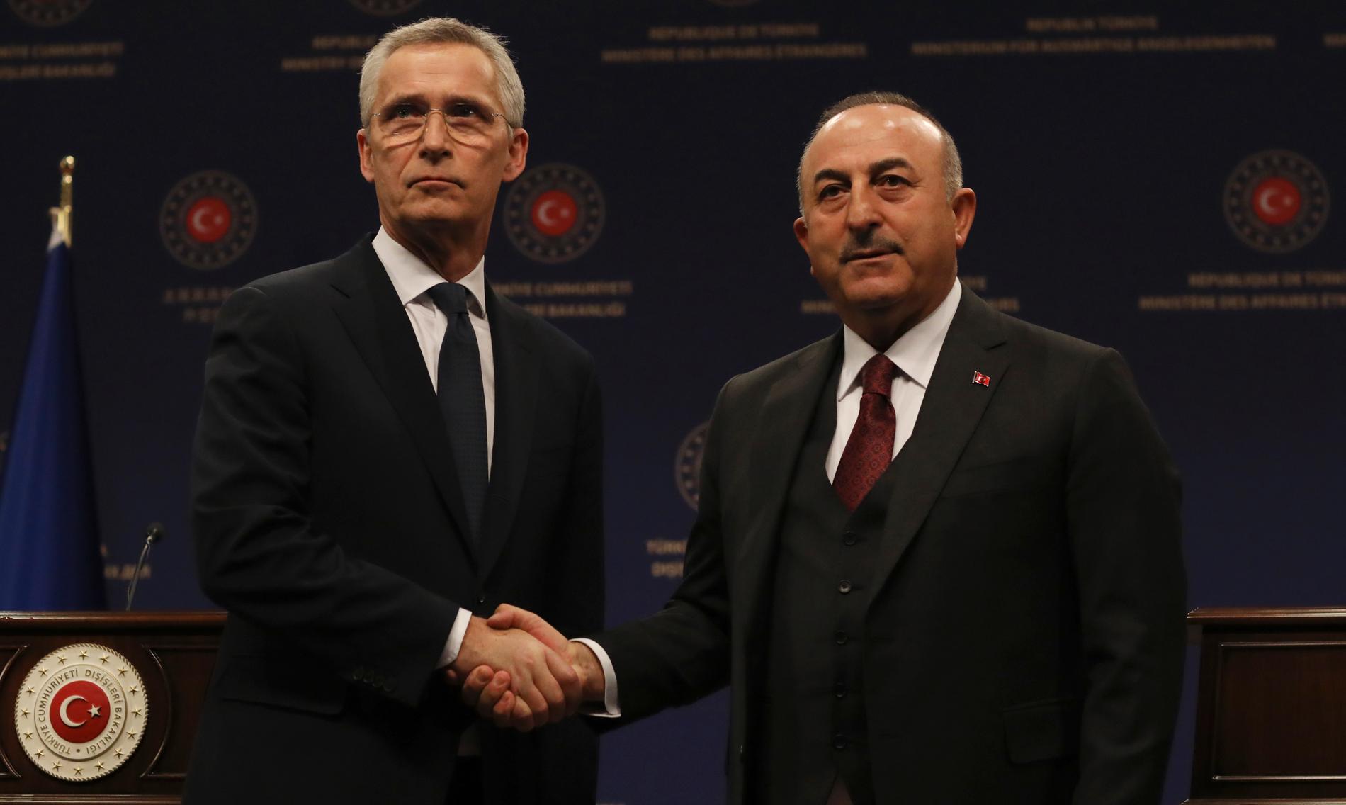 Turkiets utrikesminister Mevlüt Çavuşoğlu och Natos generalsekreterare Jens Stoltenberg efter sin presskonferens i Ankara i torsdags.