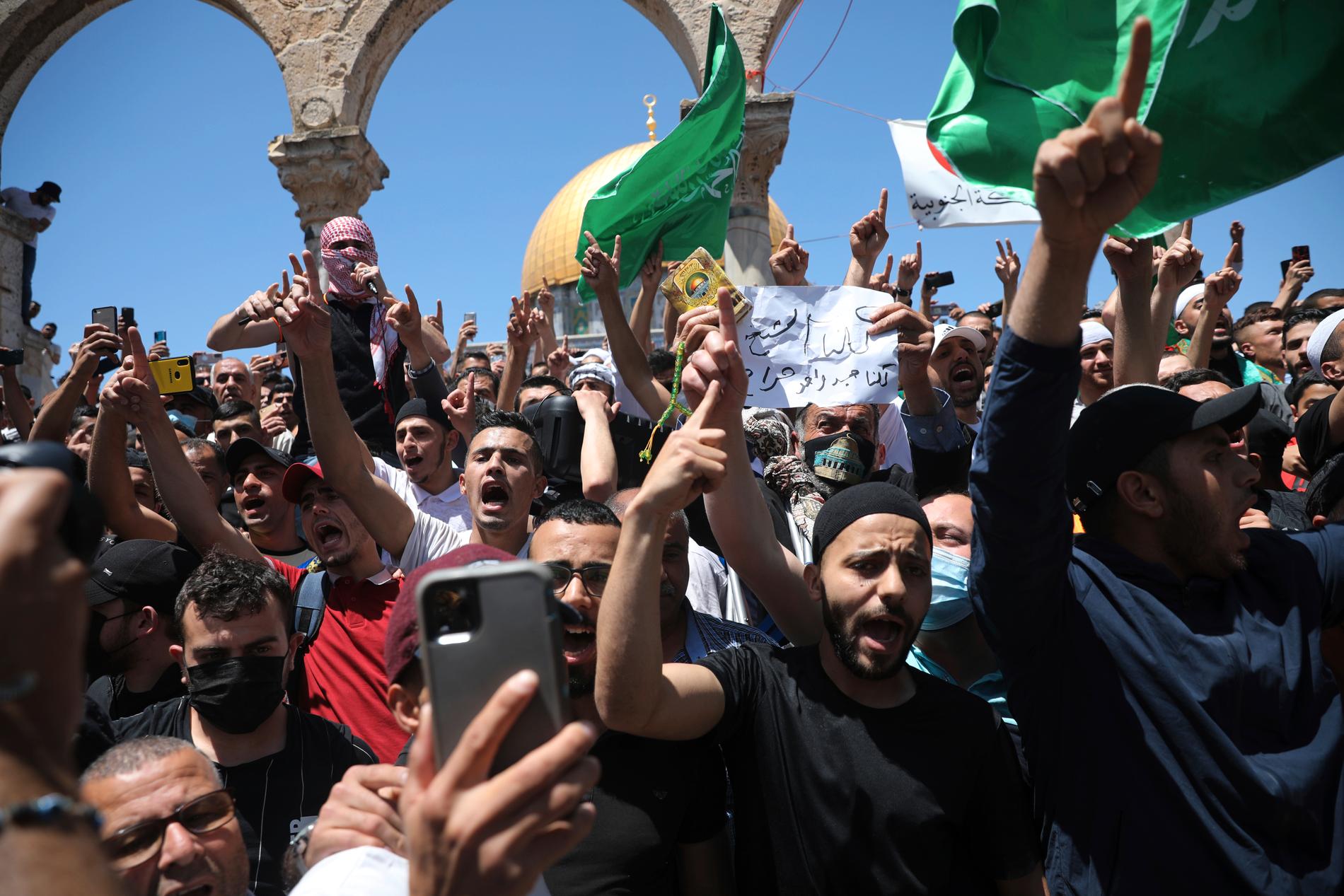 Muslimska palestinier viftar med Hamas-flaggor och protesterar efter fredagens böner vid Al Aqsa-moskén i Gamla stan i Jerusalem.