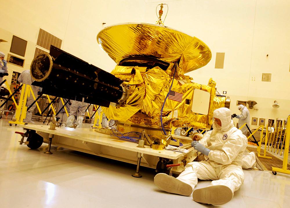 Tekniker på Nasa arbetar med New Horizons-farkosten innan uppskjutet 2006.
