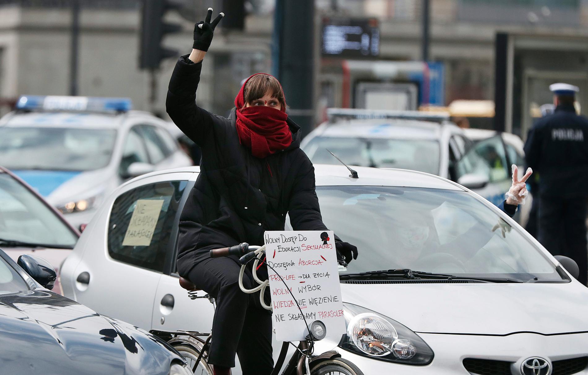 Ett dussintal kvinnor i bilar och på cyklar samlades för en protest i Warszawa under tisdagseftermiddagen.