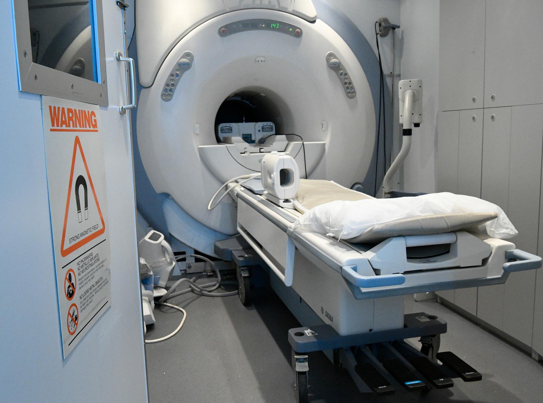 En ur personalen på Hallands sjukhus i Varberg fastnade med benet i en magnetkamera. Arkivbild.