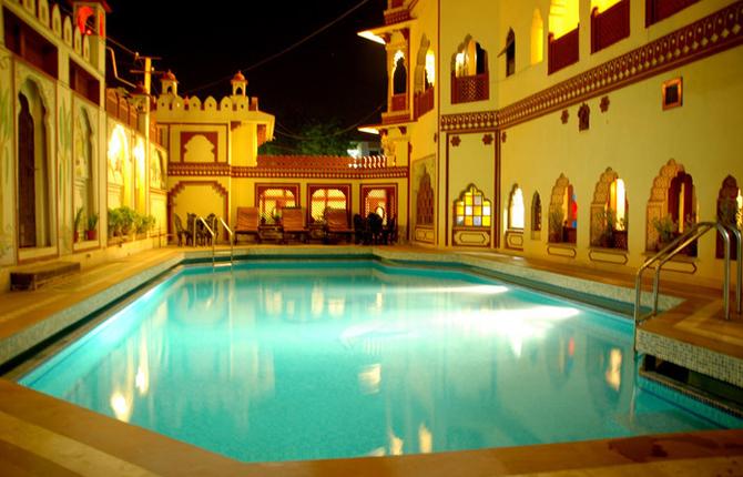 Umaid Bhawan Palace, Jodhpur, Indien  Det palatsliknande hotellet med 347 rum ligger i Jodhpur – kallad den Blå staden – i delstaten Rajasthan. Maharadjan av Jodhpur är delägare i hotellet och ses då och då simma några längder med gästerna. Kvällstid badar du i skenet av levande ljus, ibland strös rosenblad ut på vattenytan och förhöjer njutningen ytterligare.