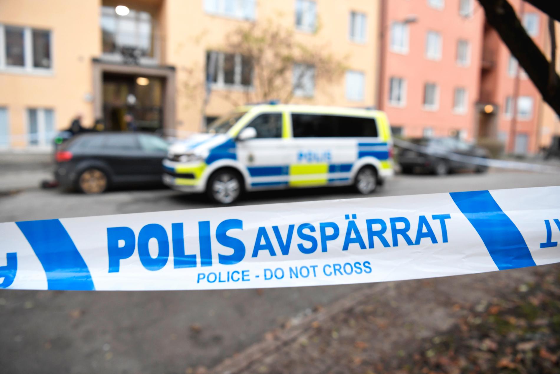En död person har på träffats i en trappuppgång på Södermalm i Stockholm.