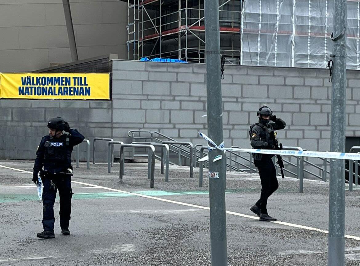 Beväpnade poliser utanför Friends Arena i samband med senaste landslagssamlingen.