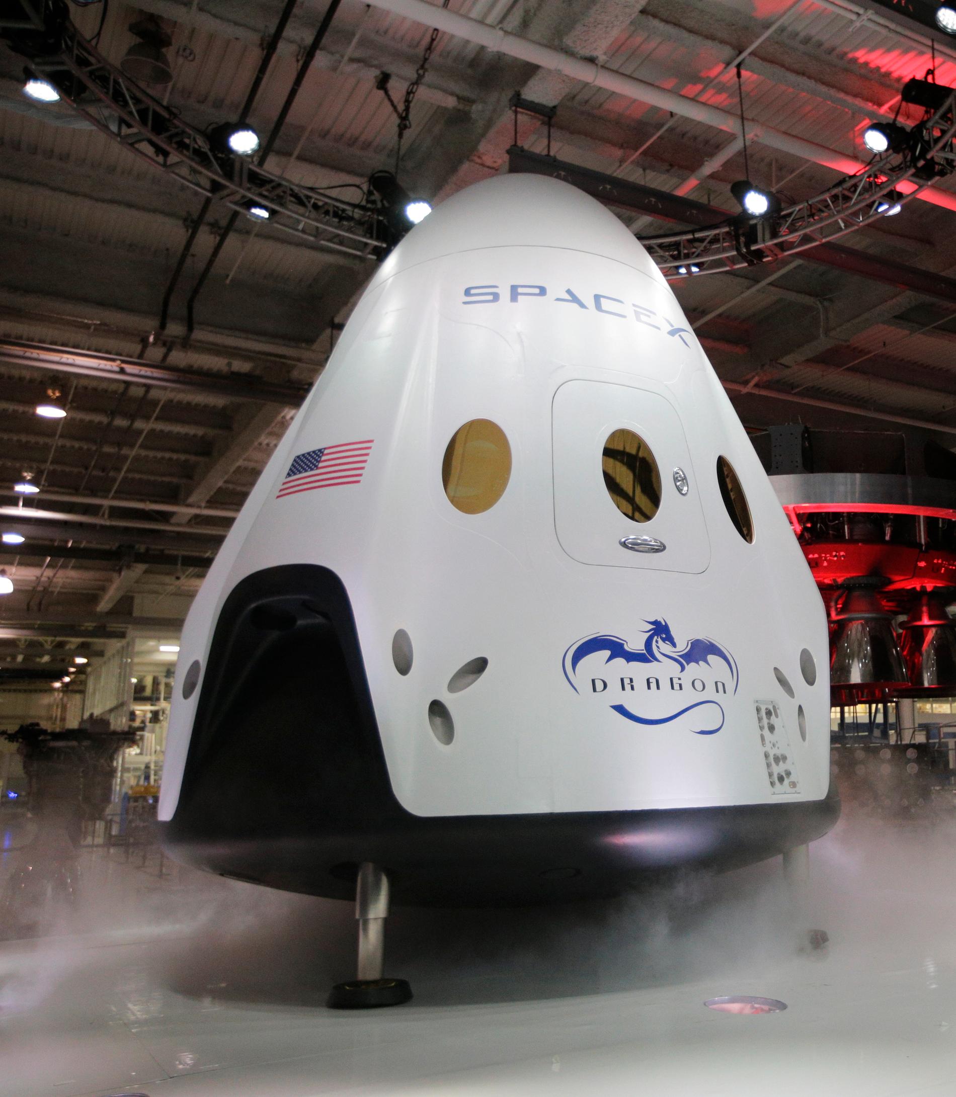 Rymdfarkosterna Dragon 2 och Starship ska båda testas redan om någon månad, skriver Elon Musk, vd för rymdföretaget Space X, på Twitter.