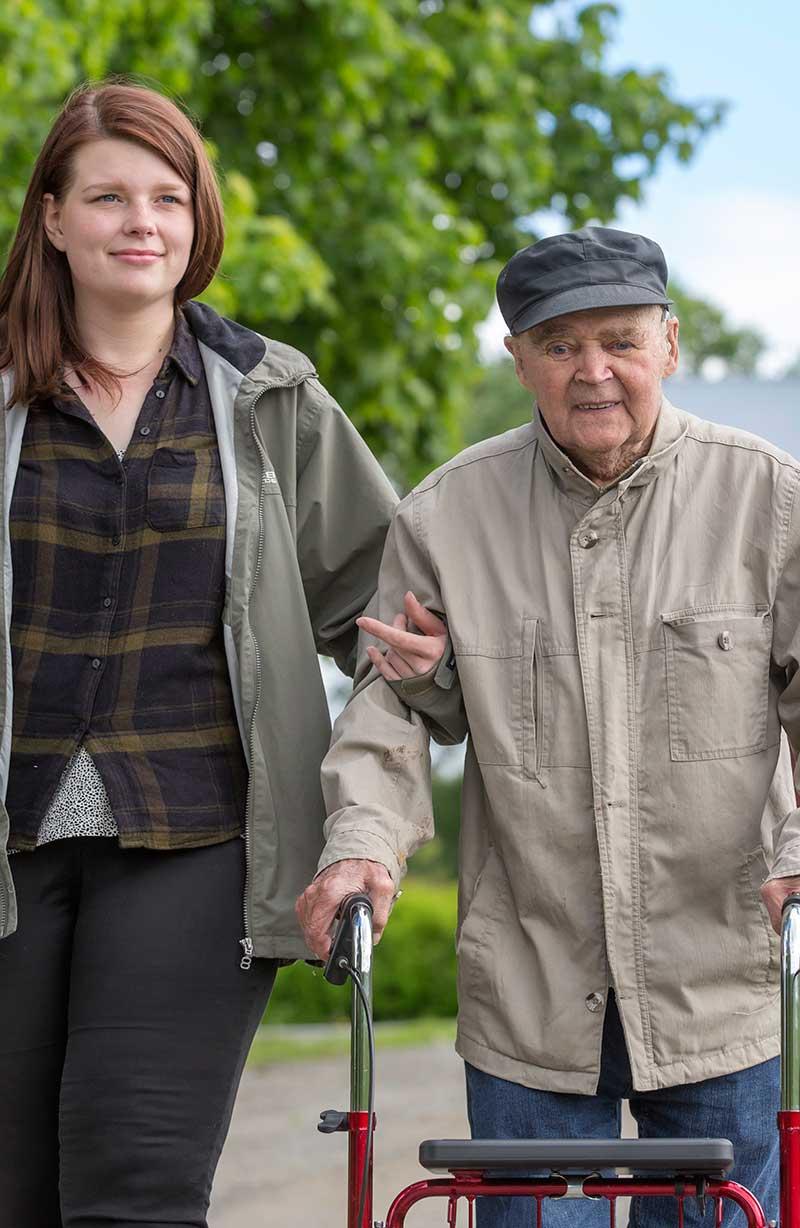 Henning, 86, med Frida från hemtjänsten i ”Sveriges bästa hemtjänst”.