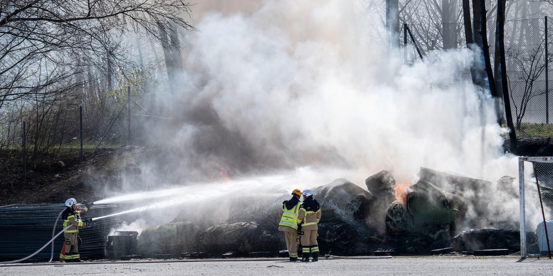 Det tog tre timmar innan räddningstjänsten fått kontroll och släckt branden i de stora konstgräsrullarna på Limhamns IP i Malmö.