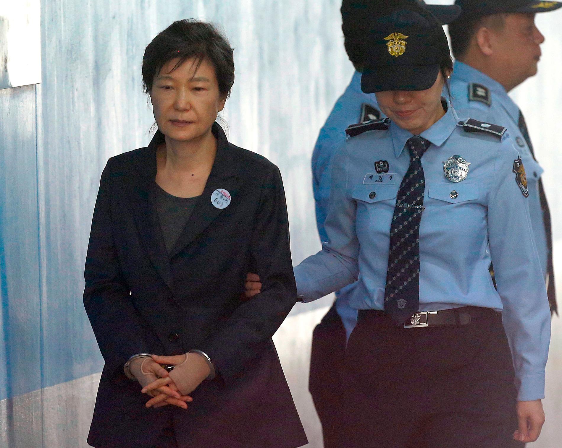 Sydkoreas tidigare president Park Geun-Hye anländer till ett domstolsförhör i Seoul i oktober i fjol. Arkivbild.
