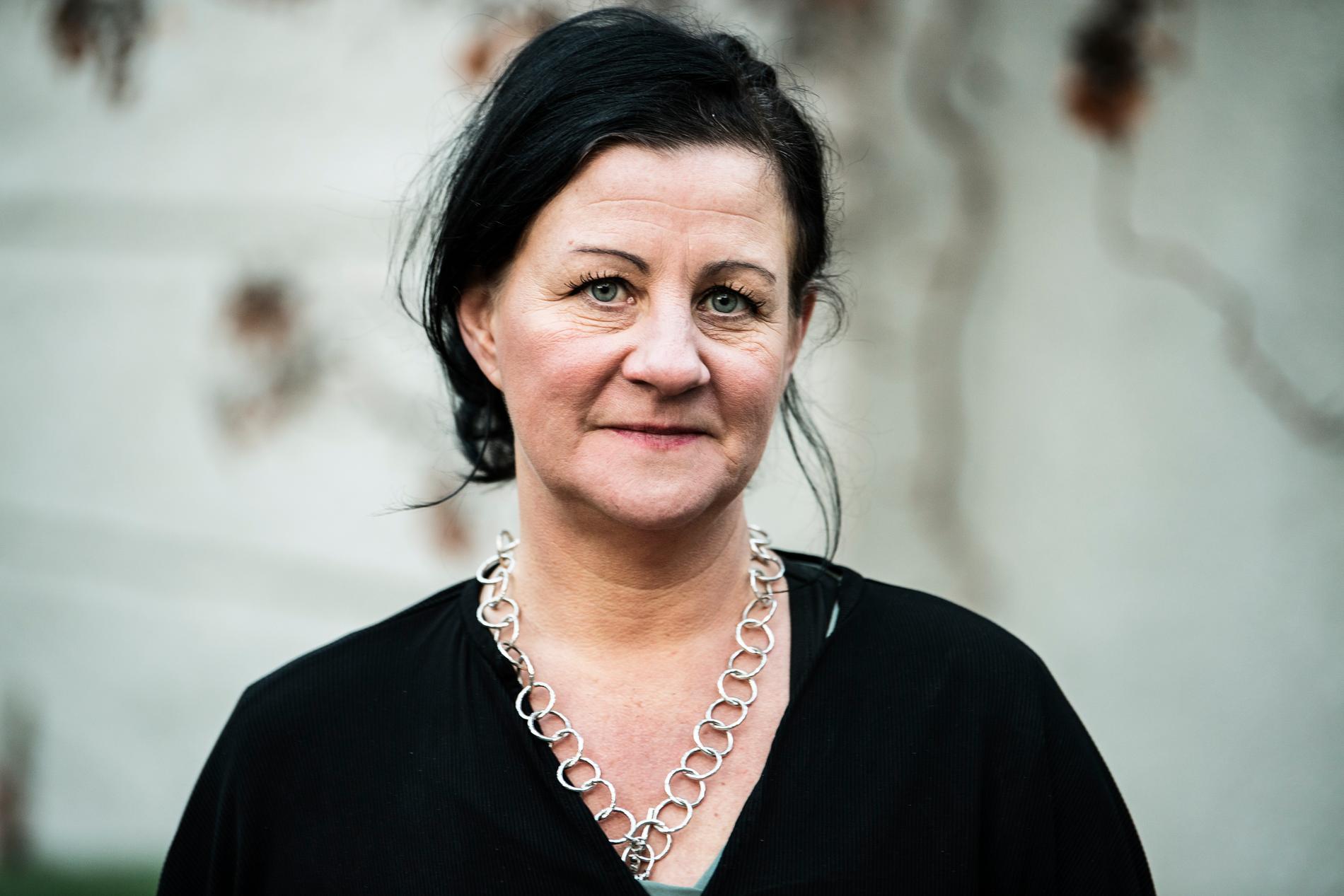 Anna-Karin Rybeck driver skyddat boende, och har tidigare varit verksamhetschef på en ideell kvinnojour.