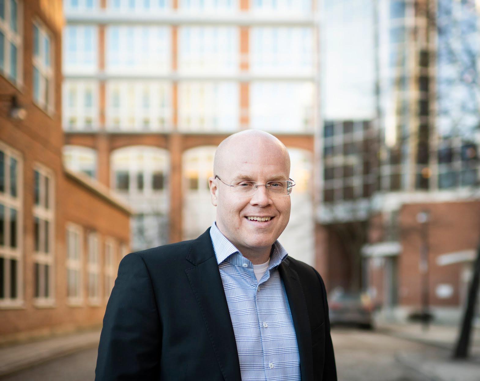 Tobias Hansson är Sverigechef för Hitachi Energy.