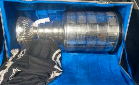 Grannens bild av Stanley Cup-pokalen som kom med posten. 