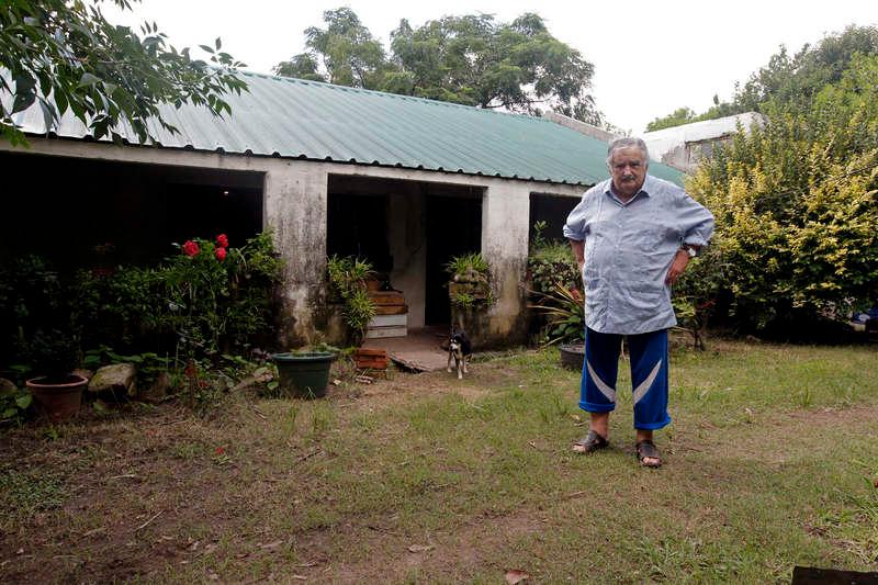 Uruguays president, Jose Mujica, skänker bort 90 procent av sin lön och lever i ett enkelt hus tillsammans med sin fru och trebente hund.