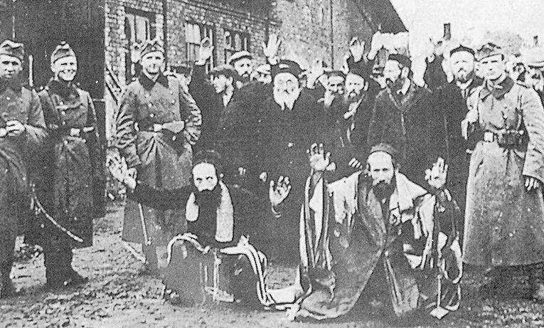 Medlemmar av Reservpolisbataljon 101 med tillfångatagna judar i den polska staden Miedzyrzec i maj 1943. I sin recension av boken om den tyska bataljonen lägger Elisabeth Åsbrink ut villospår om de tyska bödlarnas bakgrund, menar Jonas Aghed.