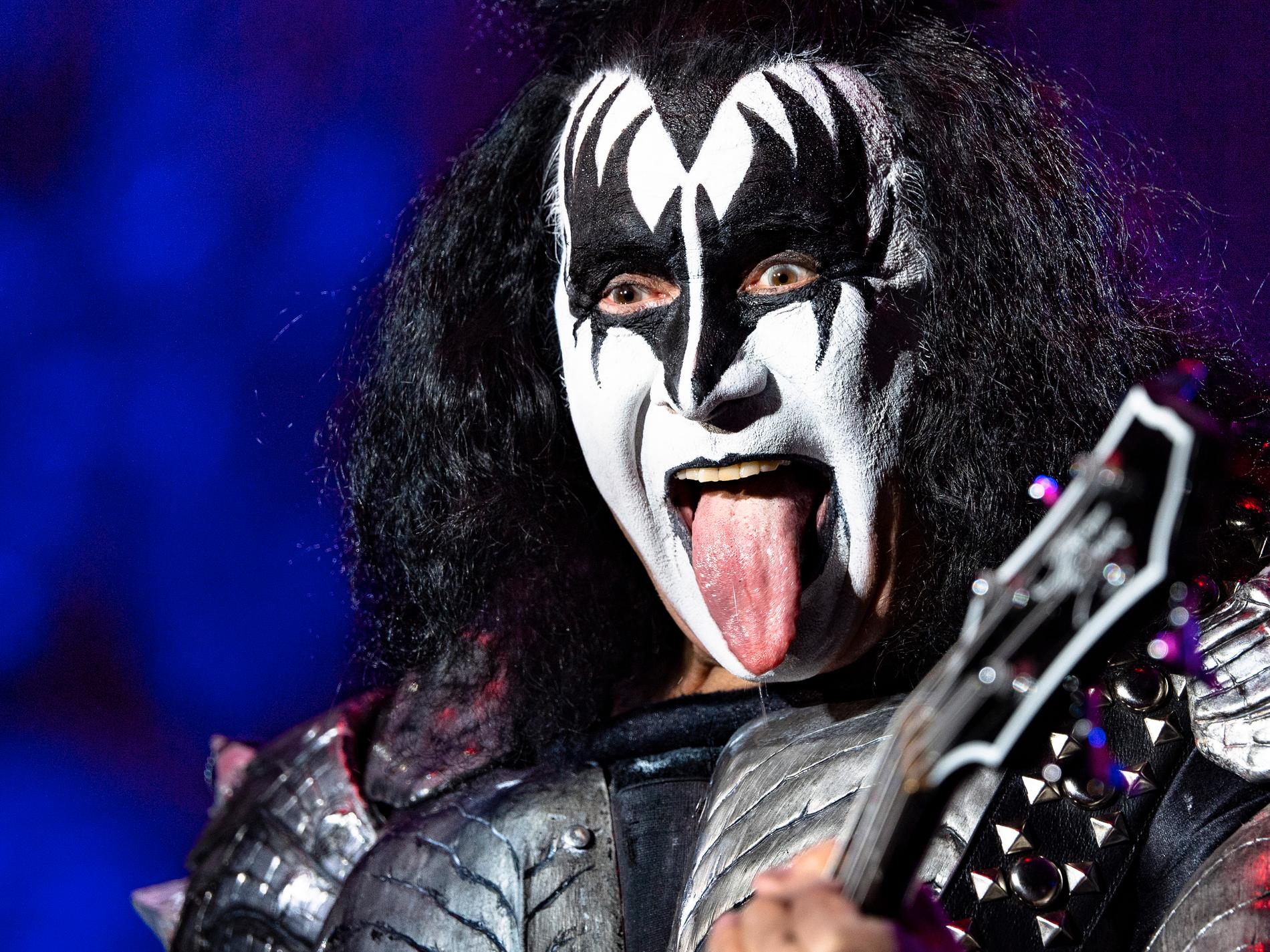Kiss har inte ens hunnit slutföra sin avskedsturné men redan nu funderar basisten Gene Simmons på hur rockbandet ska leva vidare.