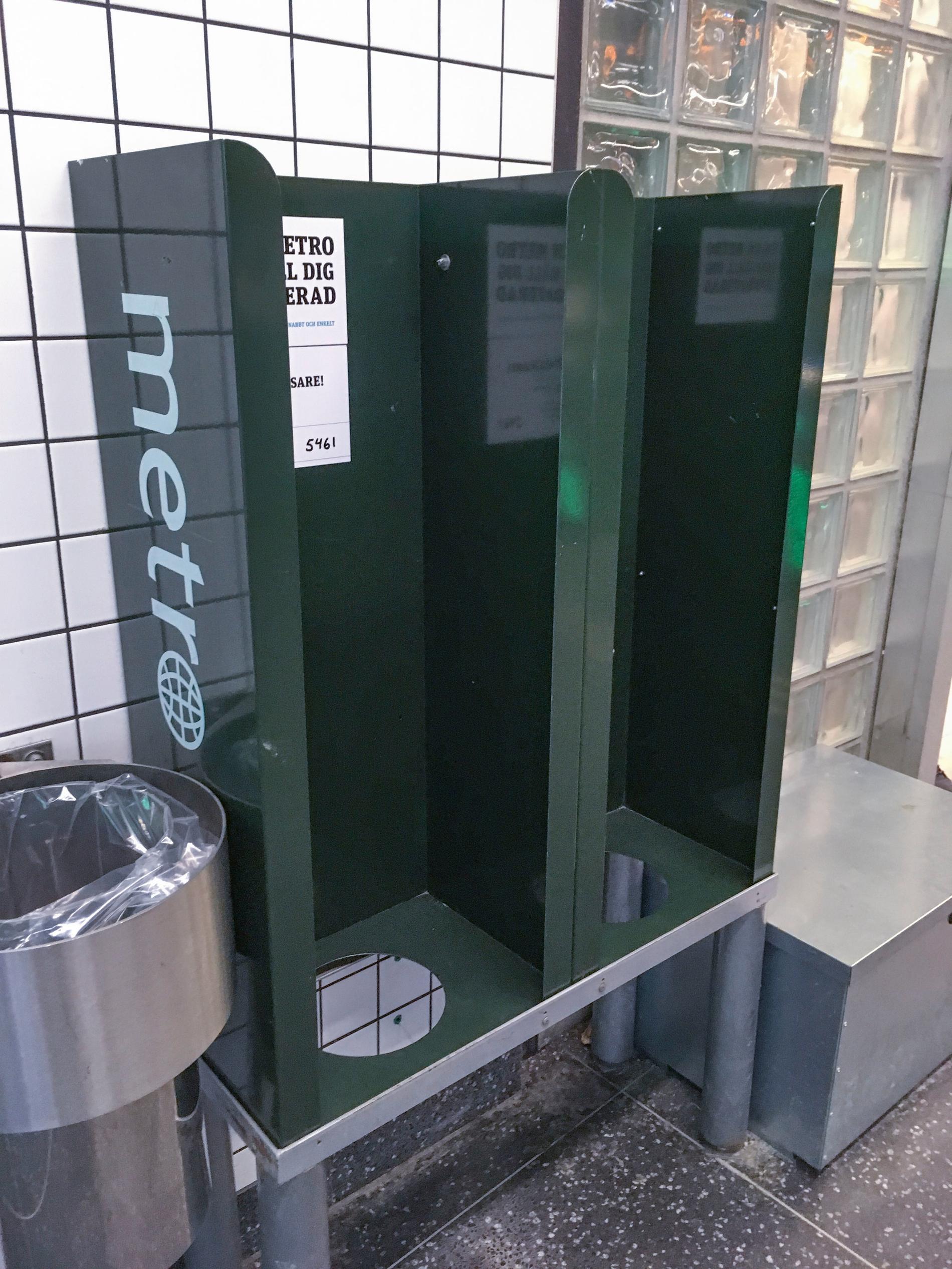 De gröna Metro-lådorna har stått tomma sedan slutet av mars.
