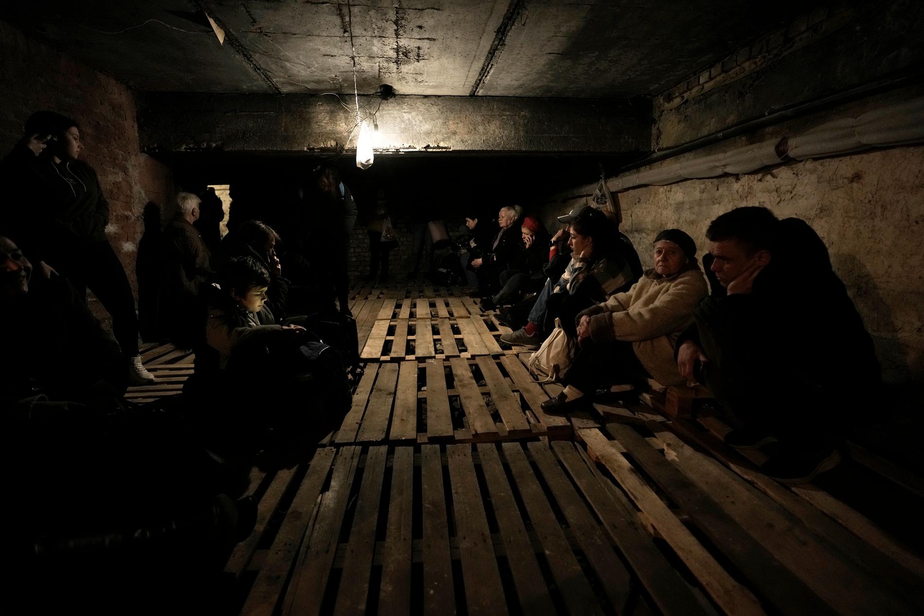 Människor gömmer sig i ett skyddsrum under attackerna. 