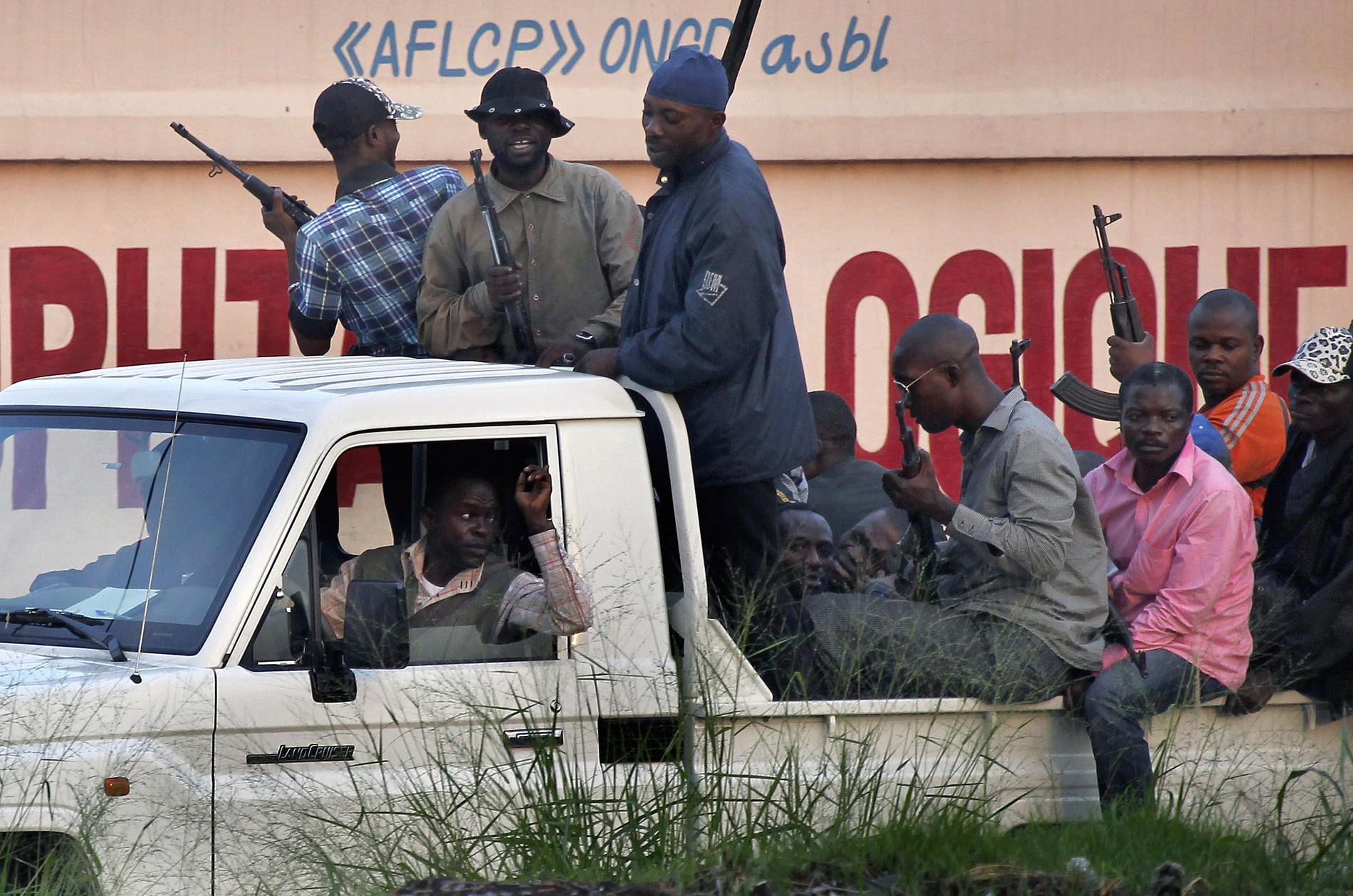 Civilklädda kongolesiska soldater patrullerar 