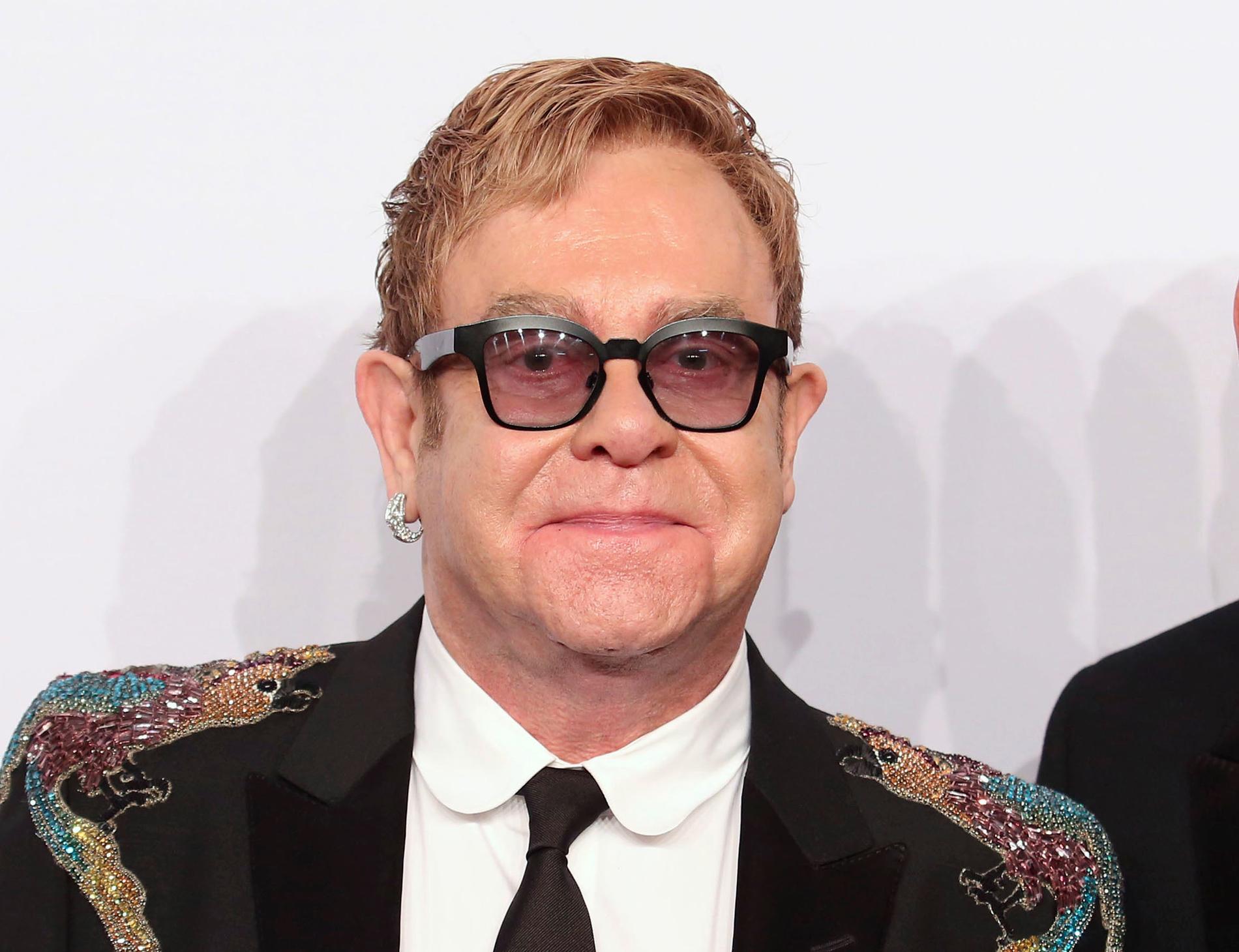 Elton John har gjort schemaändringar efter att datumet satts till det kungliga bröllopet.