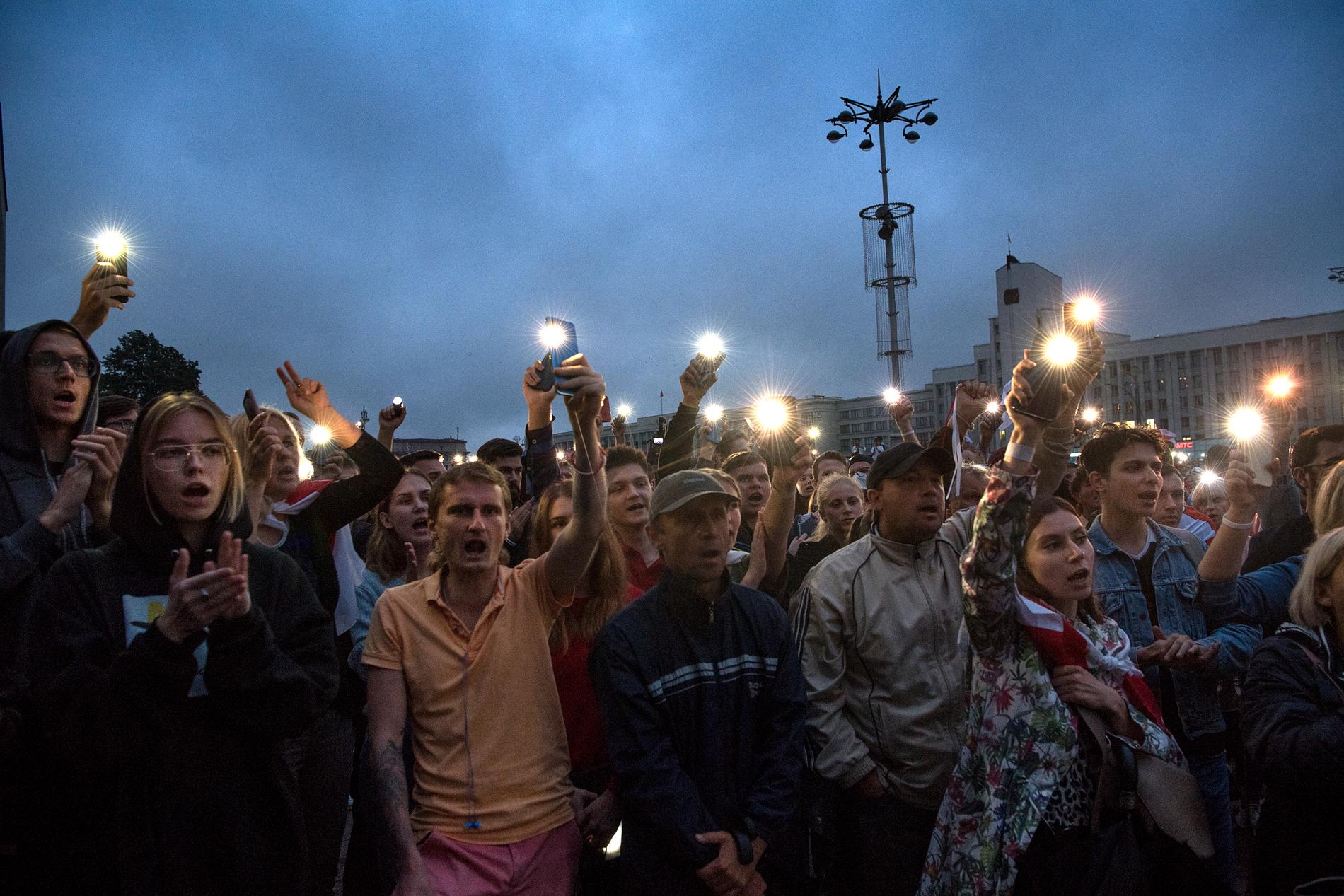 Demonstranter i Minsk på onsdagskvällen.