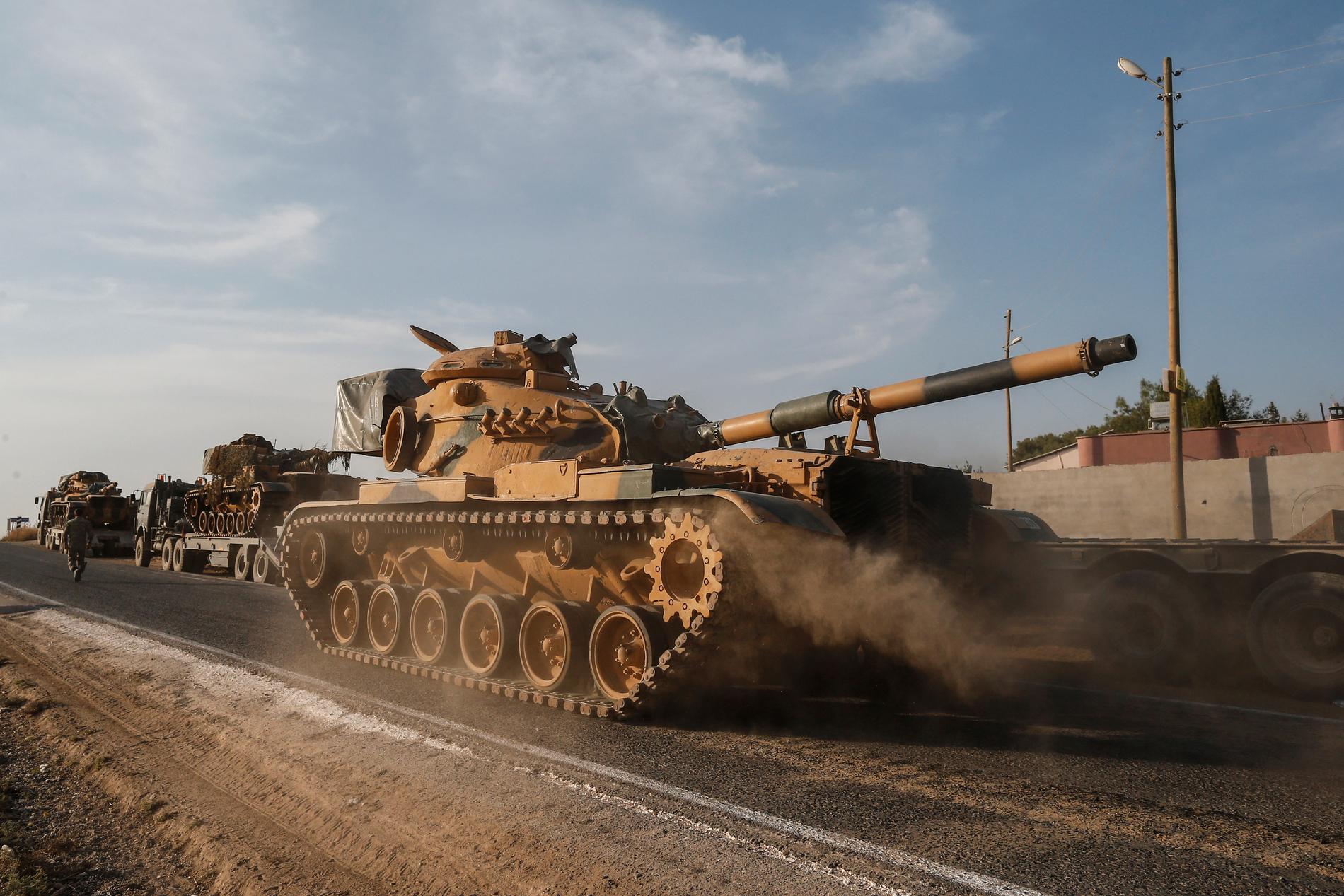 Turkiska trupper på väg mot gränsen mot Syrien.