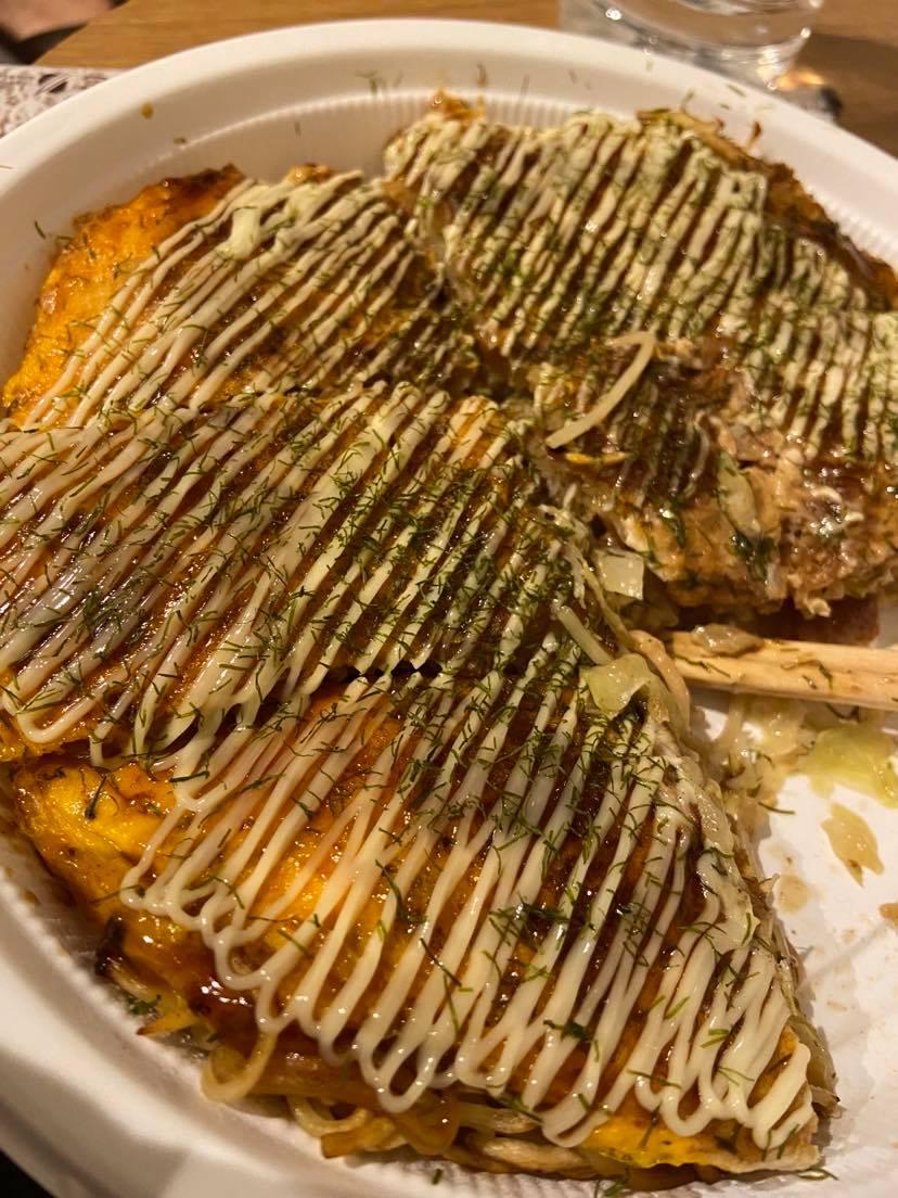 Kollega Kristoffer Bergström kallade detta för skaldjurspannkaka med bacon. Okonomiyaki  (I Hiroshimastil med nudlar, naturligtvis) är dock oerhört mycket godare än det kanske låter.