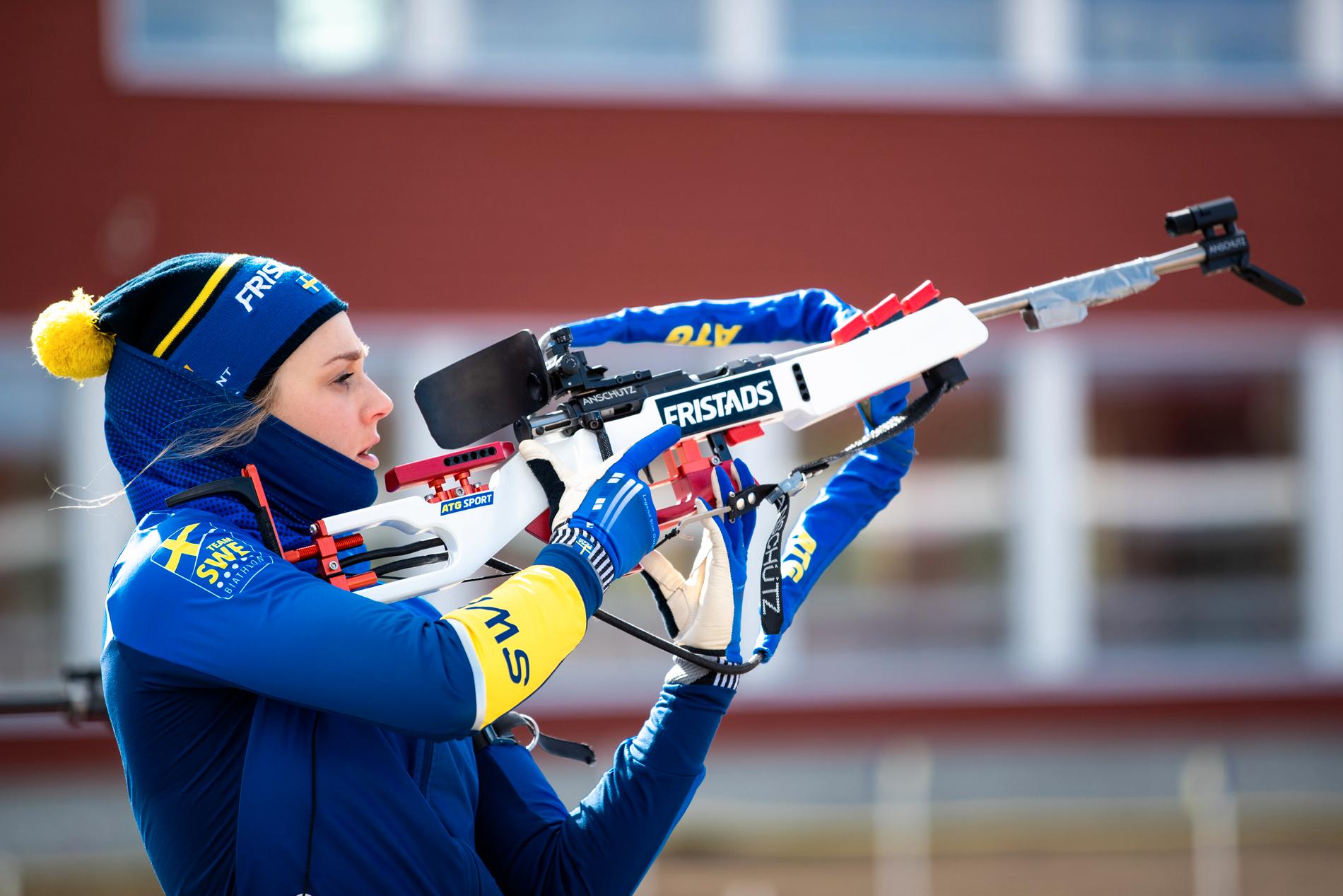 Stina Nilsson under en träning i skidskytte i maj i Östersund.