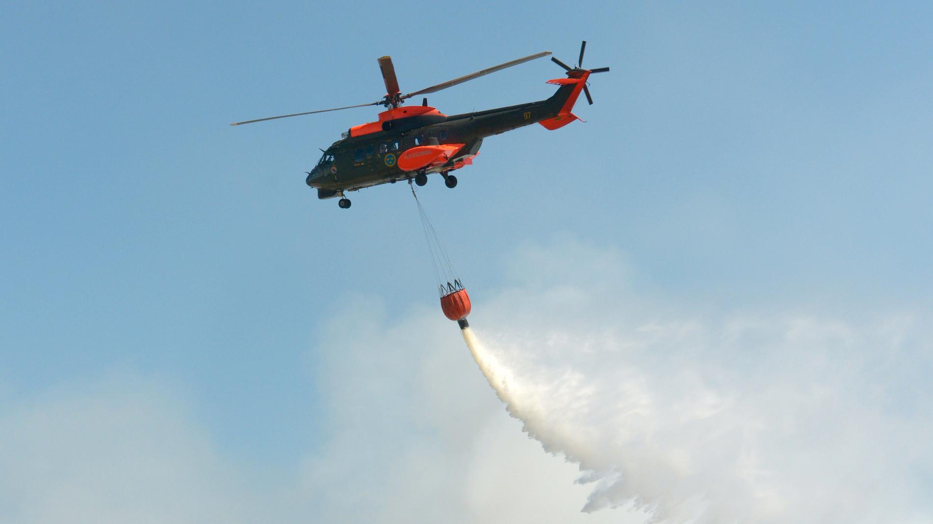 Två helikoptrar har kallats in för att vattenbomba skogsbranden utanför Kristinehamn. Arkivbild.
