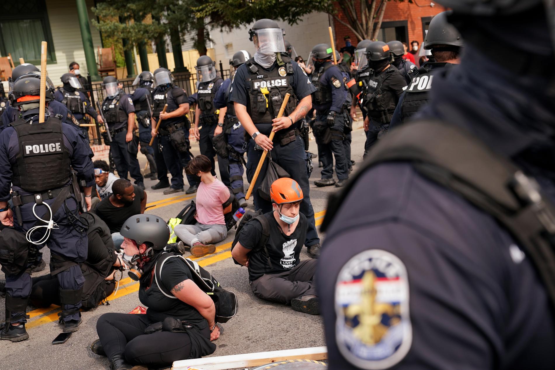 Polis har gripit flera demonstranter i Louisville, i den amerikanska delstaten Kentucky, efter beskedet att endast en av tre poliser involverade i dödsskjutningen av Breonna Taylor ställs inför rätta.