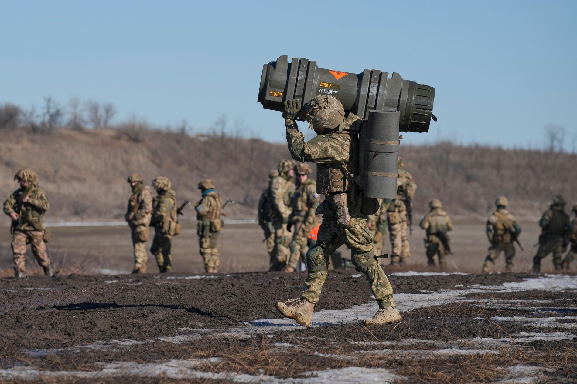 En soldat bär på ett NLAW-vapen. Ett av de defensiva vapen Ukraina vill ha från Sverige.