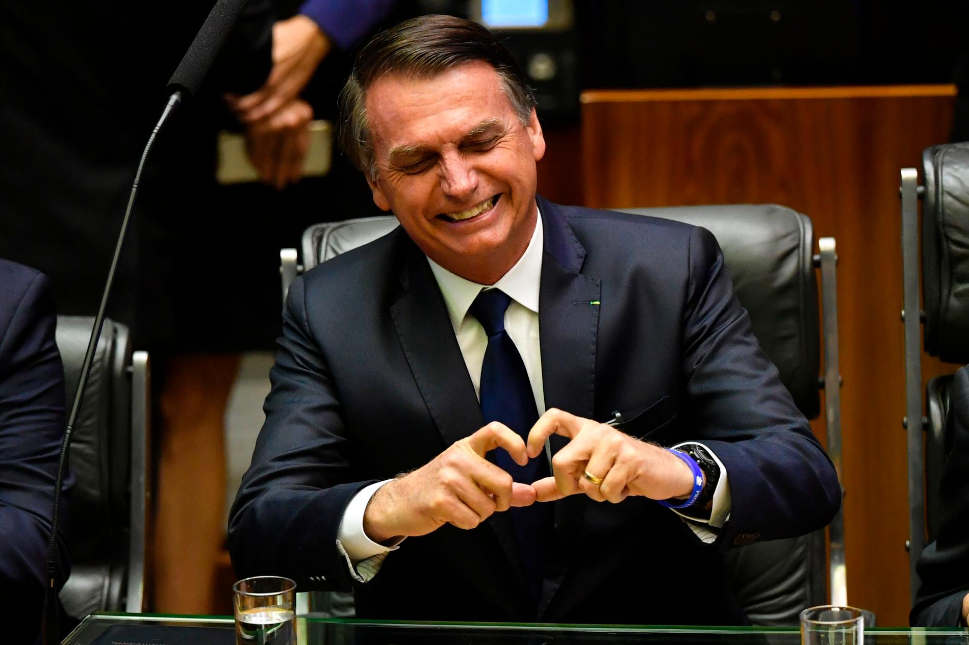 Brasliens nyblivne president Jair Bolsonaro gör att "handhjärta" minuterna innan han inför parlamentet svärs in i sitt nya ämbete.