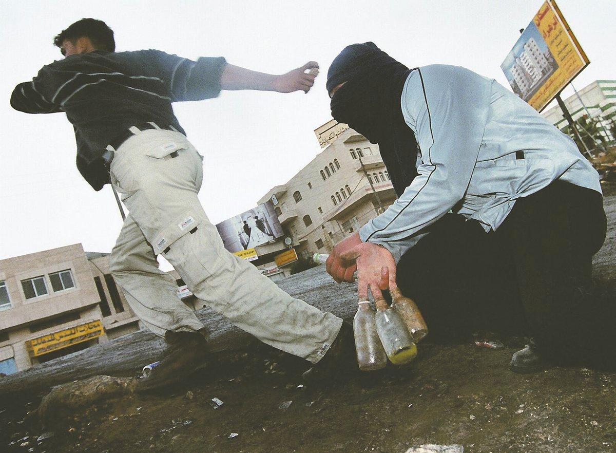 Unga palestinska män kastar sten och glasflaskor mot israeliska soldater på norra Västbanken. I det här området sköts Bilal Achmed Ghanan och sprättades upp på sjukhus. ”Våra söner används som organreserv”, menar palestinierna.