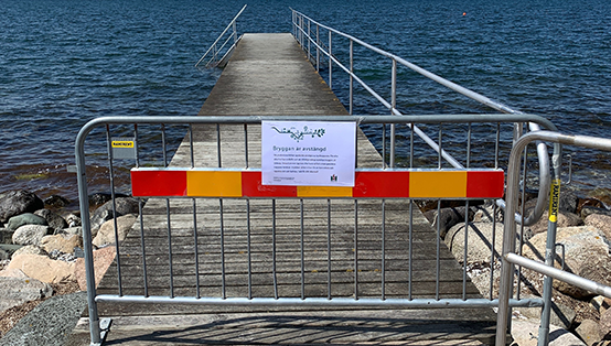 Bryggorna vid Sibbarp badplats är avstängda