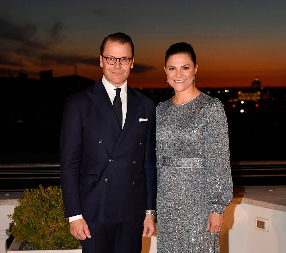 Kronprinsessan Victoria och prins Daniel fotograferades inför kvällens middag på det svenska residenset i Rom. 
