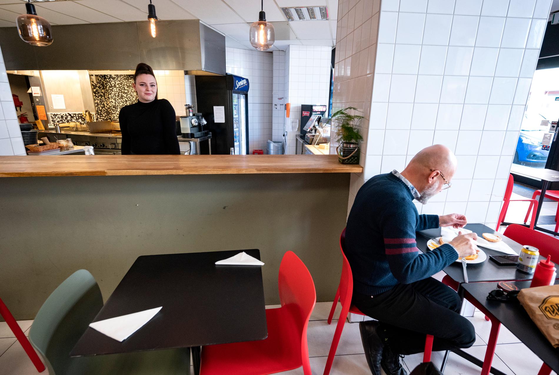 Natalie Hallbäck på restaurangen Stippes i Malmö där man satt bord framför bardisken för att anpassa sig till de nya reglerna får att minska risken för spridning av coronaviruset.