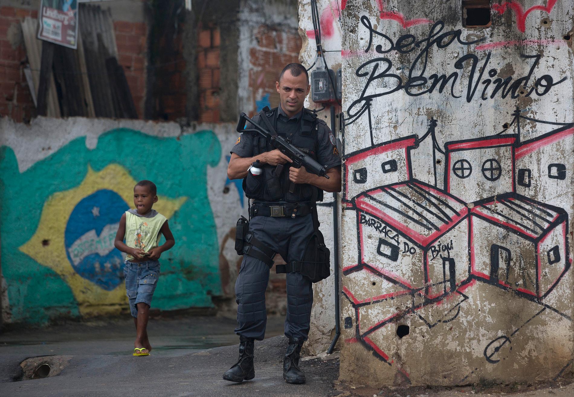 Polisbevakning Morro do Alemao, Rio de Janeiro.